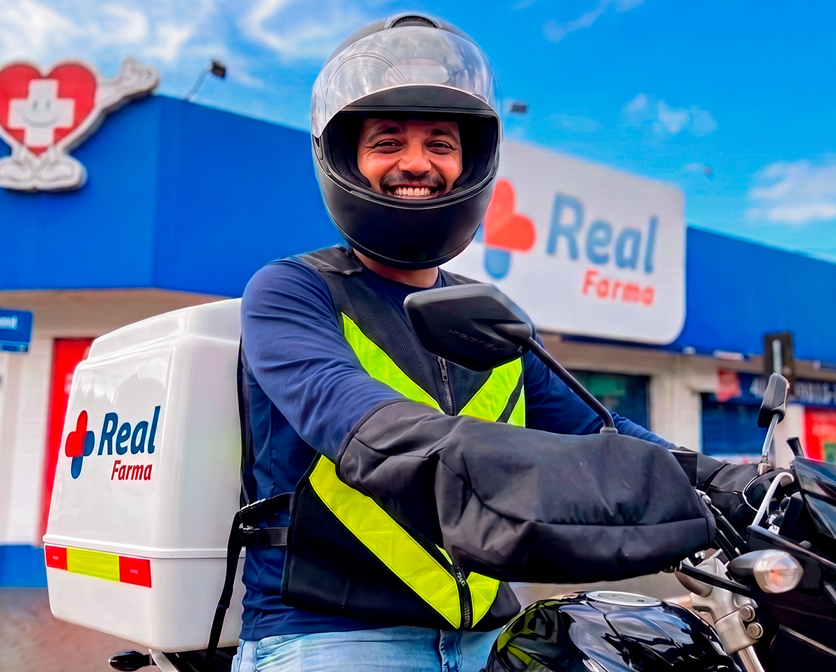 Entrega de farmácia em Toledo pela Real Farma, motoboy levando pedido ao cliente